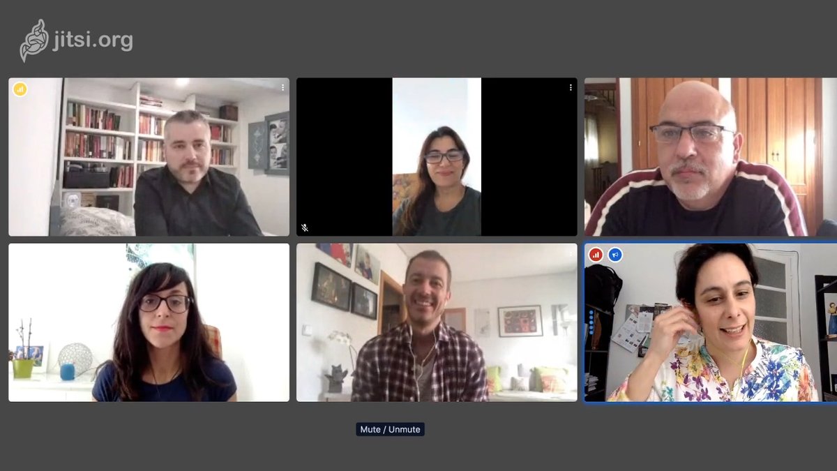 VValdeorras's tweet image. Estamos en directo, con Eva @unaideaunviaje, Felipe, Jose Carlos, Belén, Santiago, recordando a rodaxe do documental #LobosSucios facebook.com/versionvaldeor…