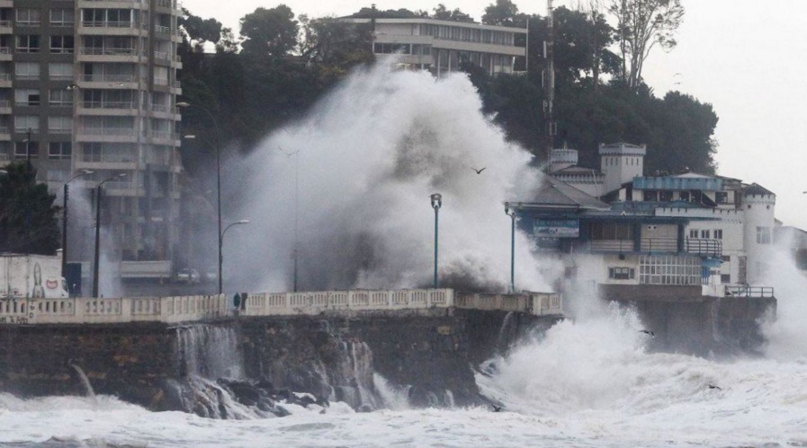 ucvradio's tweet photo. Nuevo aviso de marejadas en medio del llamado general a no acudir a las playas https://t.co/5lAwCaT8Yl