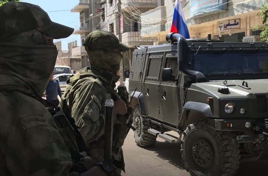 Photo of Russian spetsnaz with a Rys vehicle in the town of Amuda, northeast Syria. 55/ https://t.me/ok_spn/5374 