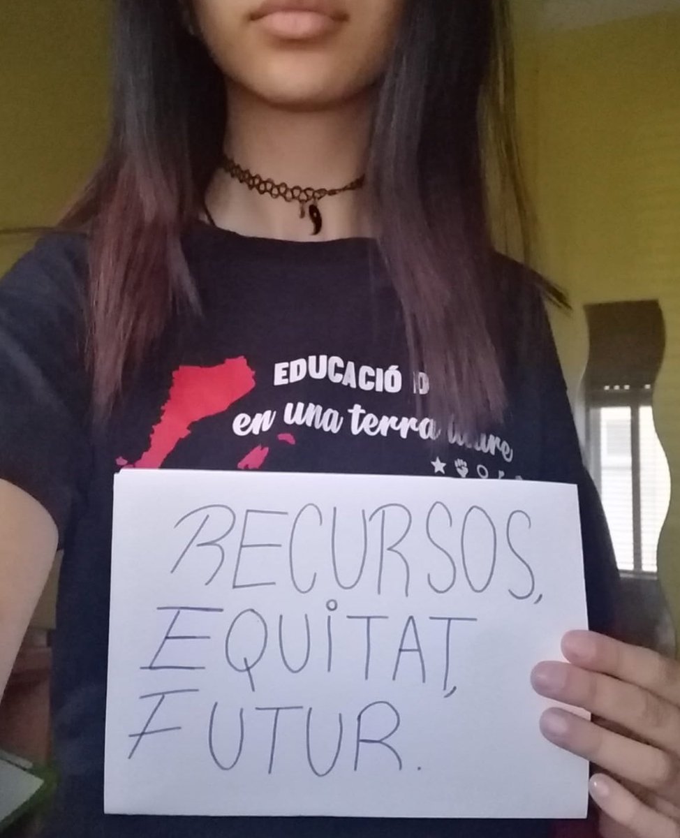 ❌El futur de l'educació pública està en joc! 

📗 Per no deixar #CapEstudiantEnrere calen recursos per combatre l'infrafinançament de l'educació pública. 

🤜🤛 Només així podrem garantir l'equitat educativa. #CrisiEducativa
