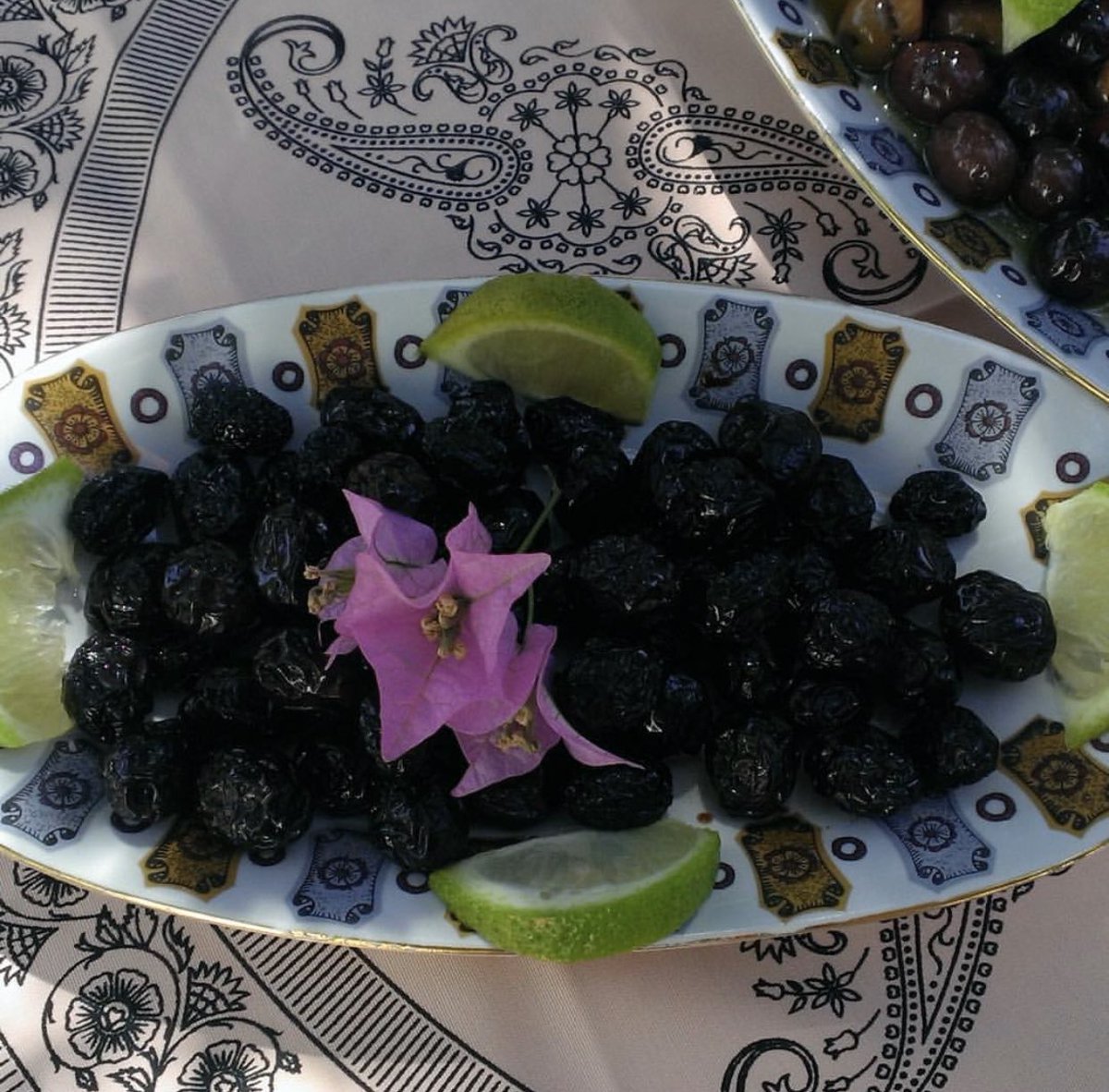 Siyah ve yeşil zeytinlerimiz 💚🖤
•
•
#bodrum #zeytin #zeytinyağ #tereyağ #yogurt #peynir #sabun #doğalürün #iyitarım #evdekal #organiktarım #üret #evyapımı #bodrumbel #tavuk #inek #üret #evyapımı #çiftlik #bodrumlu