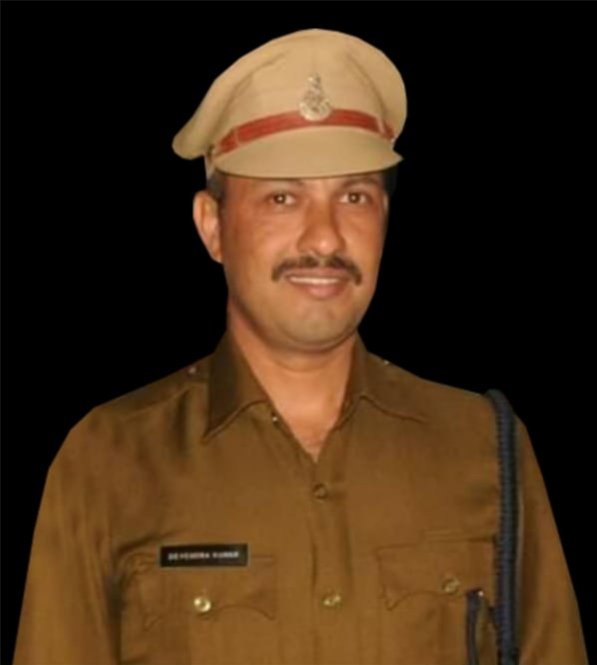 SP_SPPANNA's tweet photo. पन्ना पुलिस परिवार की ओर से कर्तव्य की वेदी पर कोरोना के विरुद्ध लड़ते हुए अपने प्राणो की आहुति देने वाले थाना जूनी इंदौर के वीर निरीक्षक श्री देवेन्द्र चन्द्रवंशी को शत-शत नमन करते हुए भावभीनी श्रद्धांजलि।हम इस संग्राम को अंजाम तक ले जाएंगे और जीतेंगे । https://t.co/ZfxIRviasQ