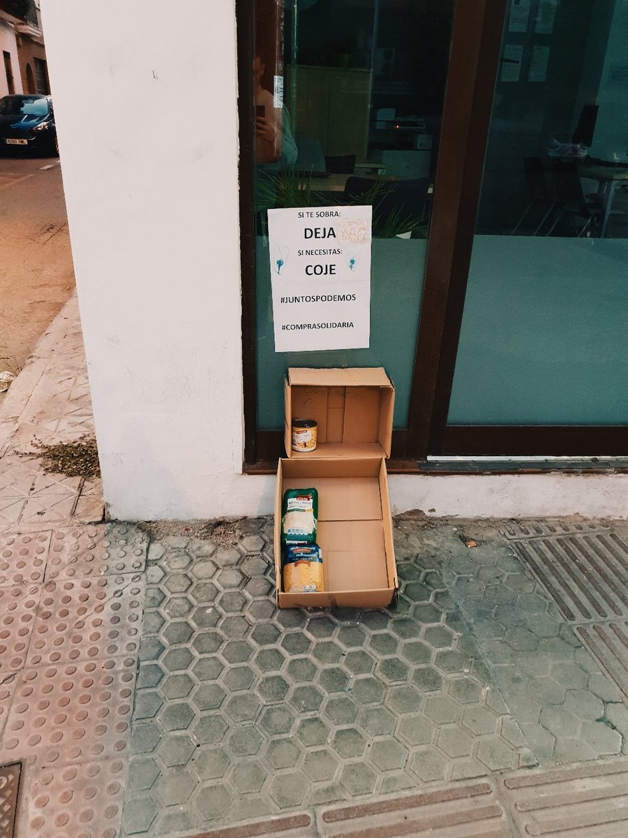 Sacando a mi perra me encuentro esto , me parece maravilloso. Esta situado en la esquina de <a href="/RomeroyMejias/">Bod.Romero&Mejias</a> en la C/Arroyo por si os interesa y lo necesitais o quereis aportar.