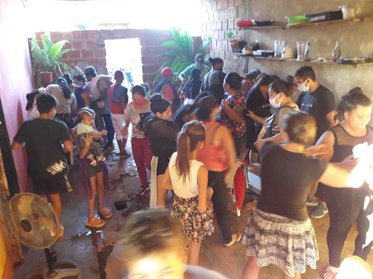 GatoRodriguez17's tweet photo. Ayer nuevamente nuestras jugadoras del femenino Juveniles y Primera de Rugby aportaron su granito de arena en estos días complicados y armamos un ropero comunitario y mientras se servía la leche chicos y adultos pudieron elegir ropas y zapatillas en el merendero de San Isidro... https://t.co/PlJ8rtsOrM