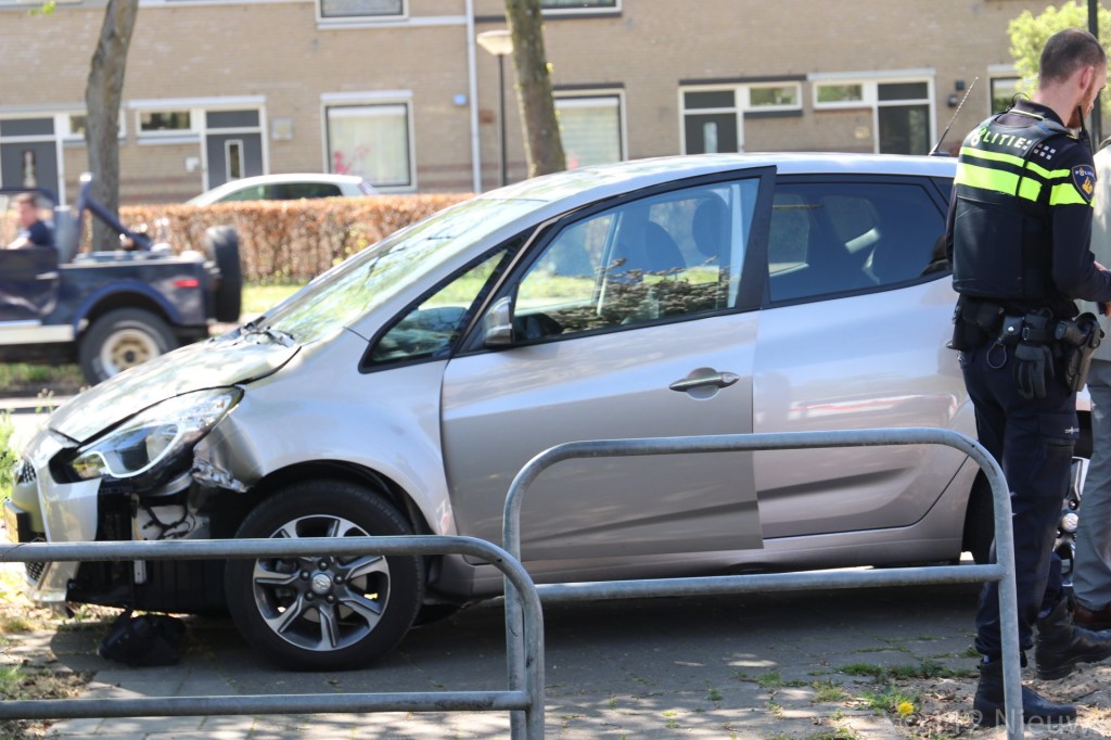 De bestuurder verloor door onbekende oorzaak de macht over het stuur en reed 2 verkeersborden omver...
