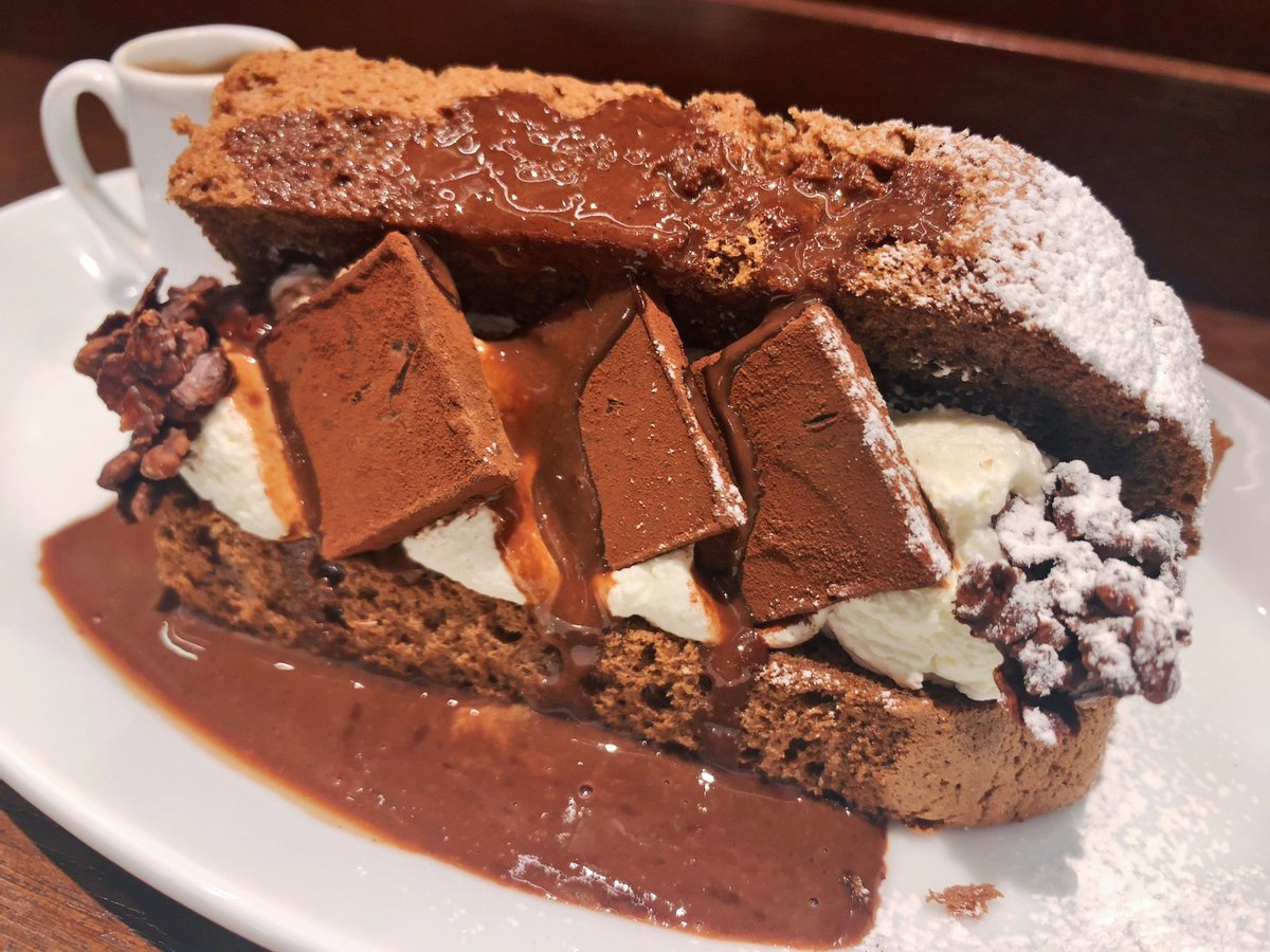 loloewololo2's tweet photo. 明日はバレンタインなので都内で食べられる絶品チョコスイーツをどうぞ…。

①ケンズカフェ：新宿
予約必須の日本一のガトーショコラ

②INITIAL：表参道
チョコを5種ブレンドしたパフェ

③梟書茶房：池袋
本の形のトリオdeショコラ

④ピエール・エルメ・パリ：表参道
球体スイーツのサンサシオン https://t.co/OsOM6zpGGe