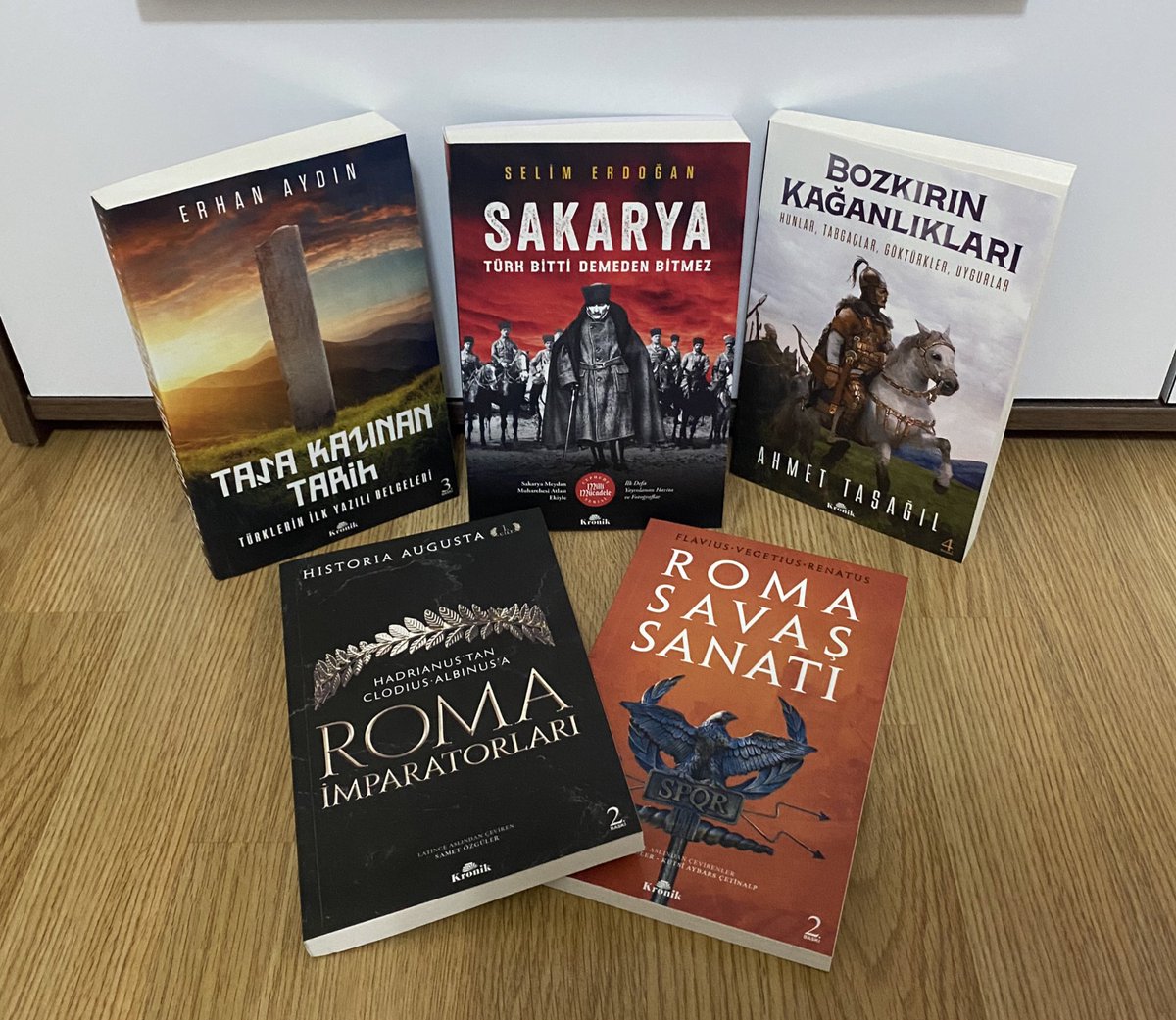 📚Kitap Hediyemiz📚

🖋Bu tweeti RT'leyen
🖋<a href="/KronikKitap/">Kronik Kitap</a> ve <a href="/KutadguBilim/">Kutadgu Bilim</a> 
Hesaplarını takip eden 

-1 kişi, "Sakarya"
-1 kişi, "Taşa Kazınan Tarih"
-1 kişi, "Bozkırın Kağanlıkları" 
-1 kişi, "Roma İmparatorları"
-1 kişi, "Roma Savaş Sanatı"

Eserlerini kazanma şansı yakalayacak!