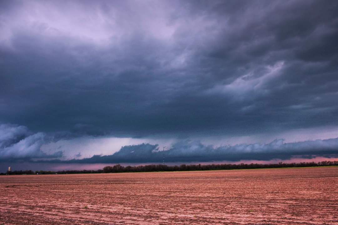 kacieray's tweet photo. Pics of the storm in central KS on 4/16/20 shelf cloud comes rolling in #kswx #storm #photography https://t.co/RWunMhArnf