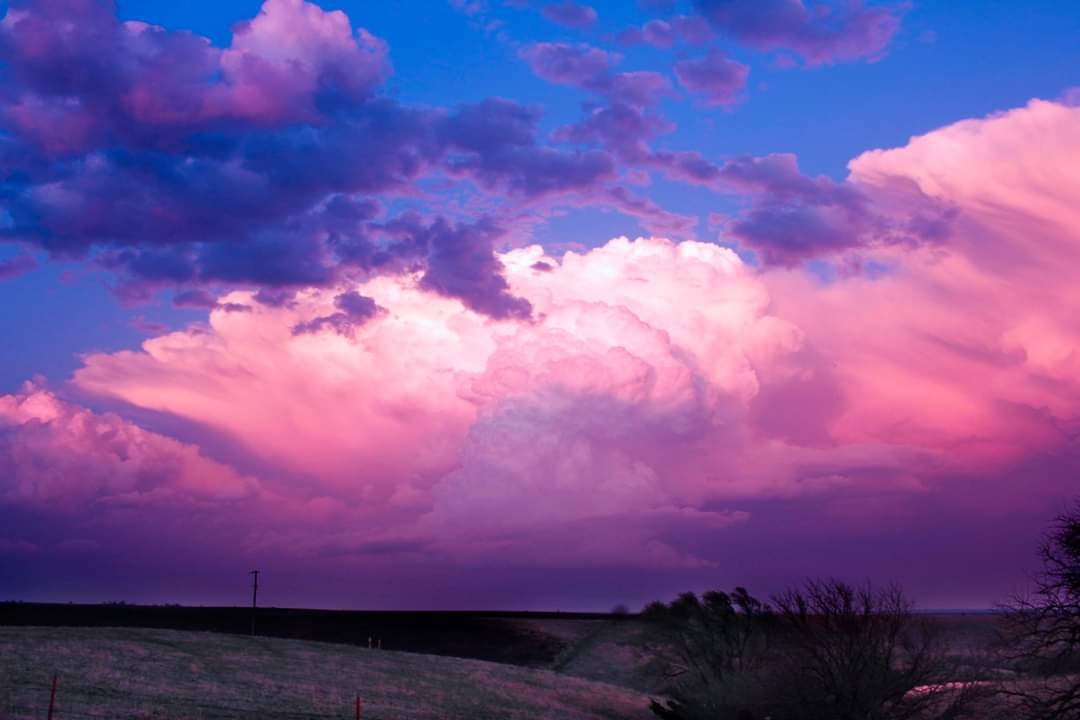 kacieray's tweet photo. Super cells at sunset in KS 4/11/20 #kswx #storm #photography https://t.co/YqDGLo8pUs
