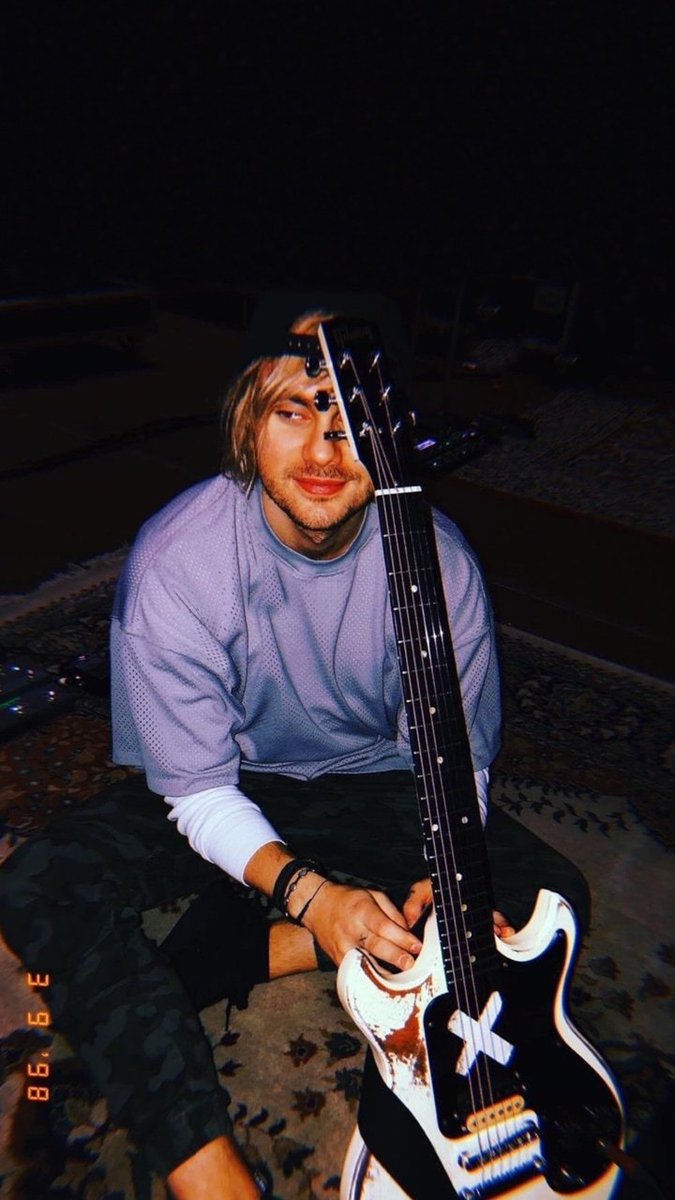 Michael Clifford and the colour purple A mini thread: