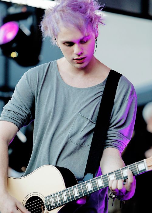 Michael Clifford and the colour purple A mini thread: