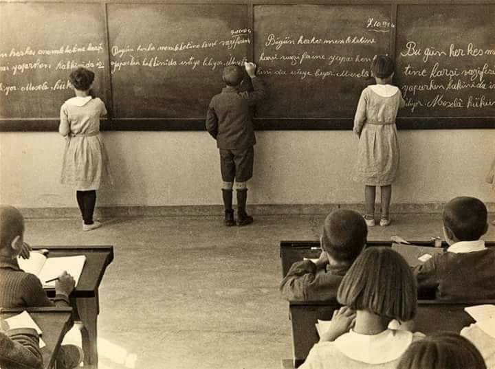 ResimliHafiza's tweet photo. 1934 - Etimesgut, Ankara.
Bir ilkokuldaki öğrenciler tahtaya "Bugün herkes memleketine karşı vazifesini yaparken, hakkını da isteyebiliyor" yazmakta.
📸: Alfred Eisenstaedt https://t.co/Q9ZJm9iNse