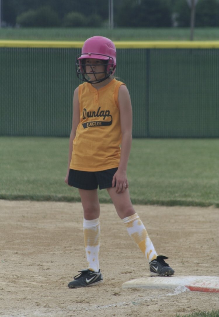 DHSSoftball10's tweet photo. ☆SENIOR SPOTLIGHT☆
Ellery Gardner • #17 • OF

Future Plans: Harding University to study Sports Broadcasting &amp; minor in Spanish
Fav Mem: Visiting Children's Hospital &amp; Hits for the Cure
Fav Team Mem: When she got stuck on the bus!
Fun Fact: She is obsessed with Kris Bryant ;) https://t.co/rWioaOqVWz