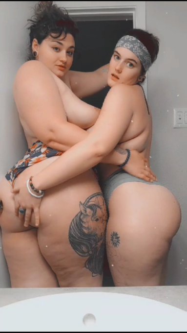 Lotion on booty and boobs. Full vid for sale on my sites! Or DM me! https://t.co/E3pGxtOb40