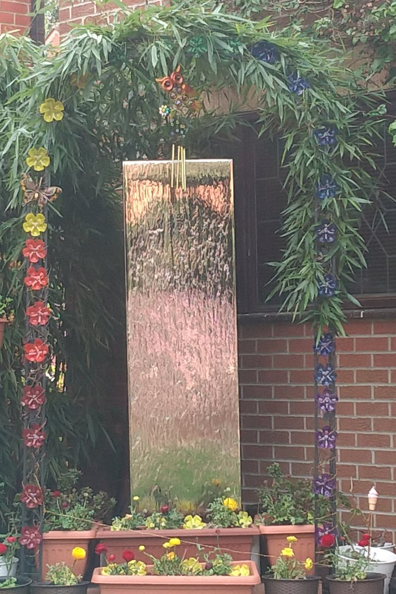 Paint the bottoms of your plastic bottles and brighten up your garden #recycling