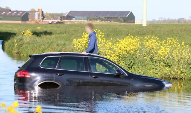 Auto te water in Hardinxveld-Giessendam [H'VELD/G'DAM] – Een man is zondagavond 19 april 2020 rond 17.40 uur met zijn auto te water geraakt.
