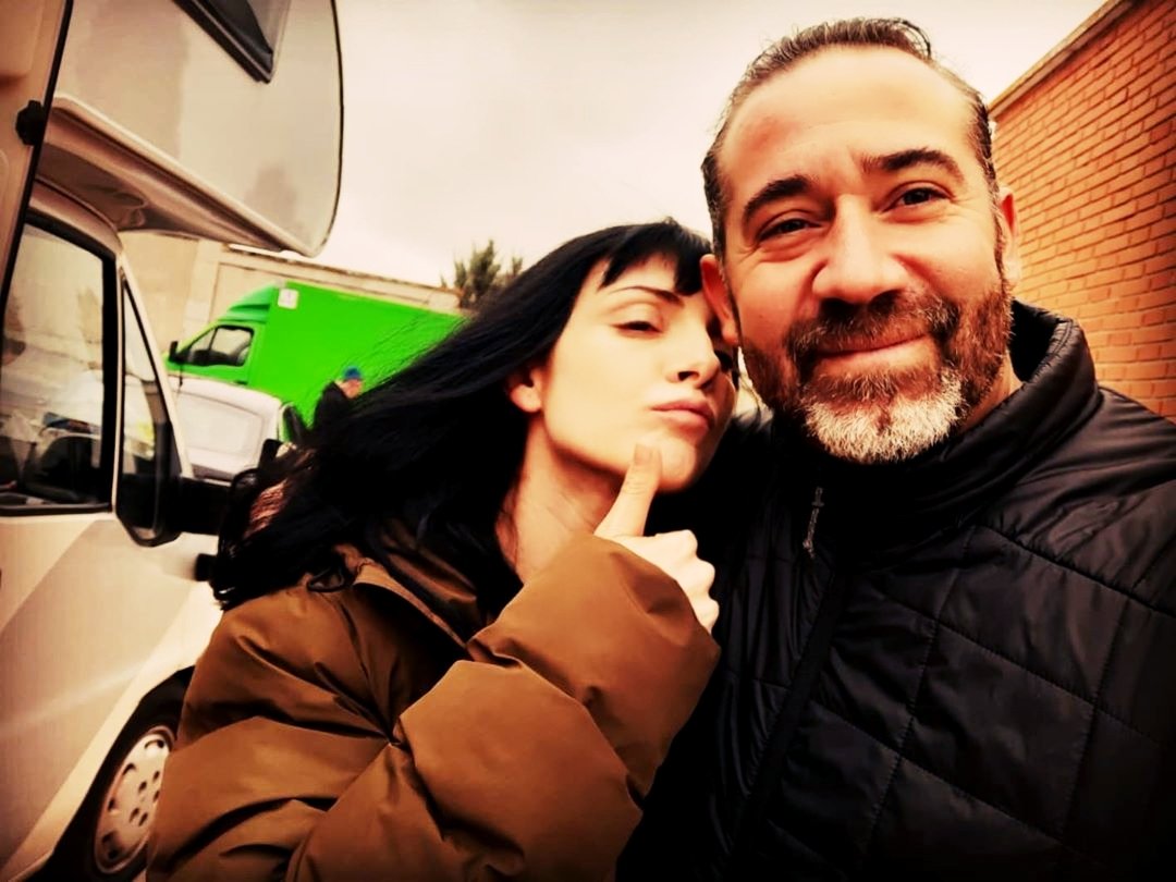AlfredoTejada79's tweet photo. Como ya sabeis mañana empieza la 5 Temporada de @visaviseloasis a las 22:00,donde hemos tenido el placer de componer un tema para uno de sus capítulos #pacovidalguitarristaflamenco y un servidor.
Que empiece la acción!!!⚠️⚠️
#foxtves #VisAVisElOasis @najwanimri @albafloresoficial https://t.co/NIKtUs6qtB