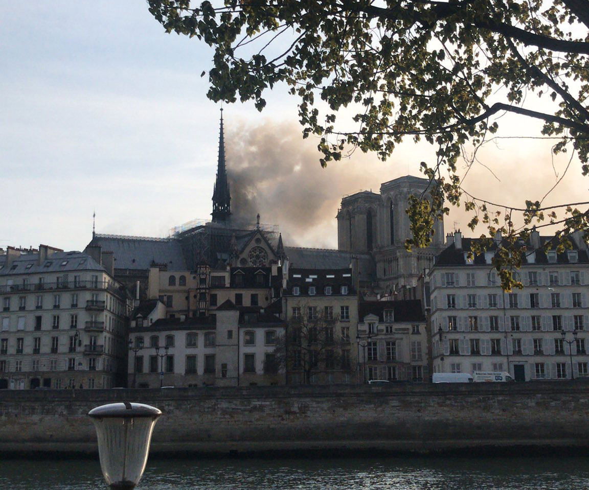 By that point, smoke was already billowing out of the spire. Inside the attic, the guard found flames that were already 3 meters high, forcing him back. Only then was the fire department called.