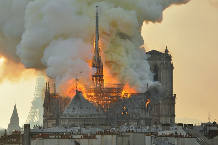 A year after the Notre Dame fire, we still don’t know for sure what started it. An investigation has determined a likely cause, but there’s no direct evidence any which way.Given what we do know, though, we still have to take the possibility of arson very seriously. A thread.