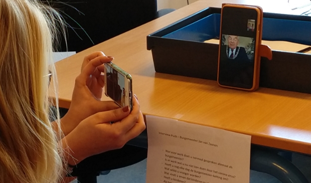 Burgemeester Jan van Zanen belt met Pantarijn Journaal - varnws.nl/regio/leidsche…