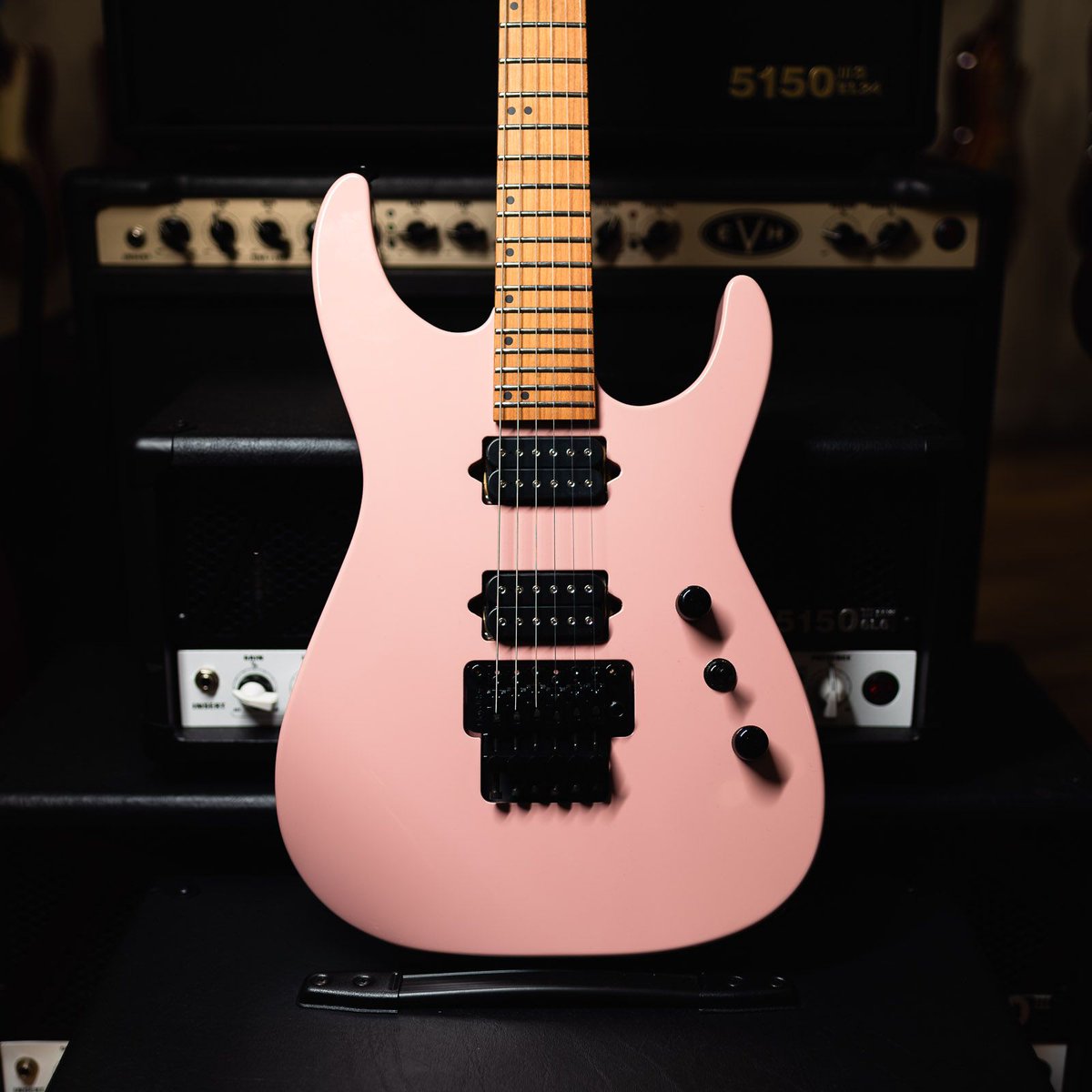 ChicagoMusicEx's tweet photo. Powder power! https://t.co/bjZsAz5WsR #chicagomusicexchange #jackson #customshop #dinky #2h #fr #shellpink #roastedmapleneck #whereisourdinkywall #wewantadinkywall #gearwire #gearybusey #guitarspotter #guitarphotography #guitarsdaily #tonemob #knowyourtone https://t.co/SrcCli9H6O