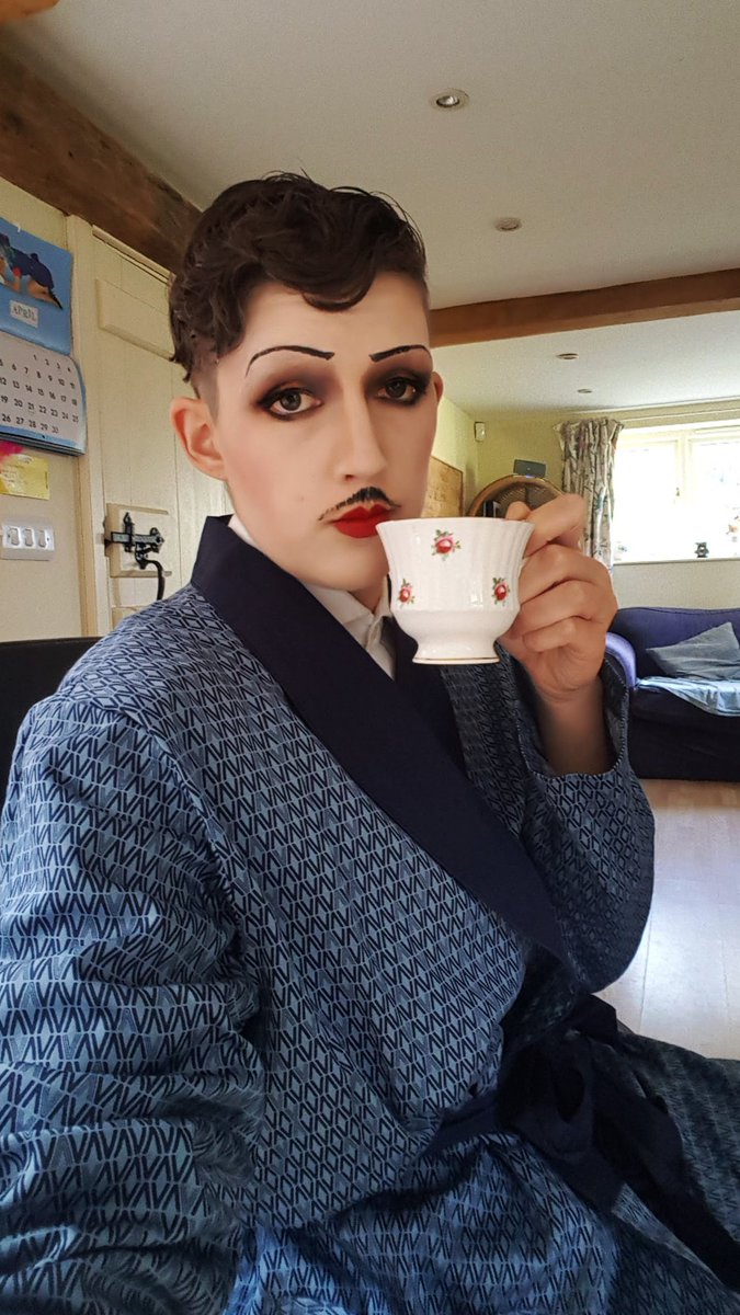 I was inspired by mephistoplz on Intagram to try some 1920s-style makeup.