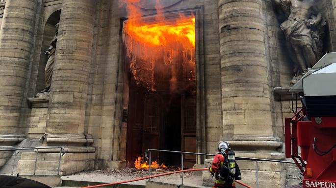 In this context, the Saint-Sulpice fire on 17 March was a HUGE stigmergic signal, even if only by accident: the 2nd-largest church in Paris could be set on fire in the middle of the day without, anyone being able to determine the culprit. This advertised a massive opportunity.