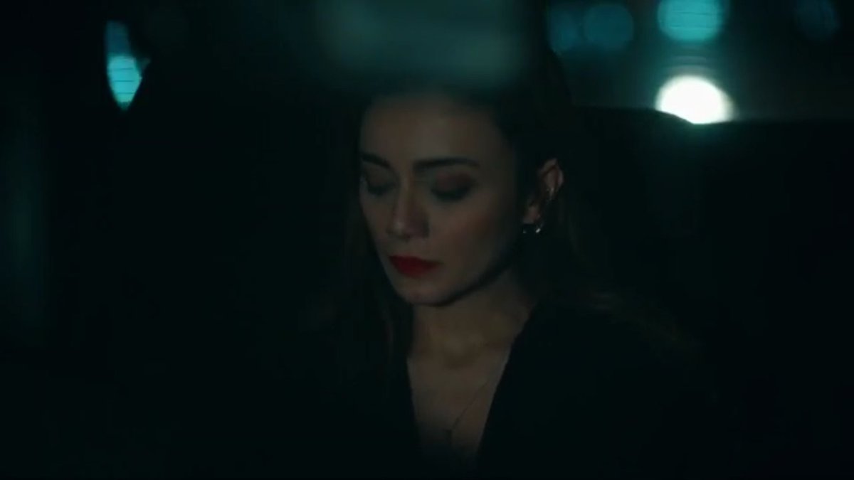 Once she got in Her car,efsun removed the necklace offered by cagatay,this shows how much efsun cant stand him,but just To Forget yamac,she made a wrong decision,called cagatay and accepted To have dinner with him  #cukur  #EfYam +++