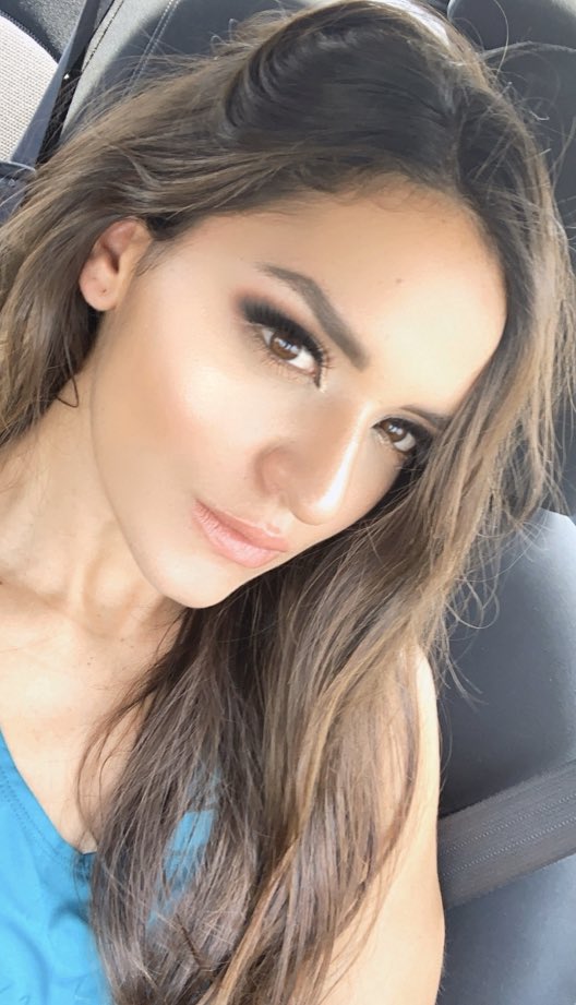 ascencio_cass's tweet photo. “Lo juro por Dios: 
La felicidad es el mejor maquillaje”. 
-Drew Barrymore-
.
No olvides que tu belleza interior es lo más importante..
¿Como se sienten ustedes hoy? 🥰
.
#PowerGirl #CuarentenaEnCasa #MakeUp #BetterInSide #LoveYourSelf #Domingo #MVP #CasandraAscencio #ExatlonMx https://t.co/ZIWlpzvxOn
