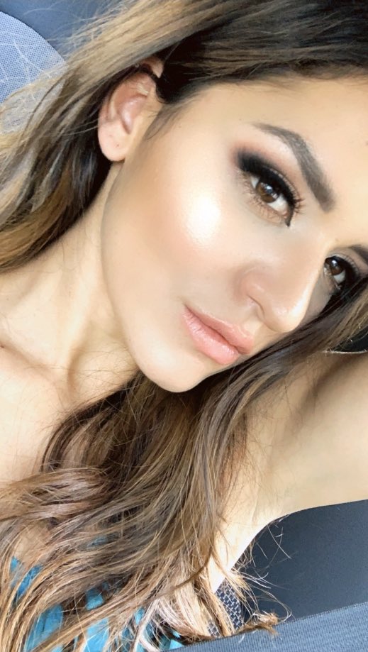 ascencio_cass's tweet photo. “Lo juro por Dios: 
La felicidad es el mejor maquillaje”. 
-Drew Barrymore-
.
No olvides que tu belleza interior es lo más importante..
¿Como se sienten ustedes hoy? 🥰
.
#PowerGirl #CuarentenaEnCasa #MakeUp #BetterInSide #LoveYourSelf #Domingo #MVP #CasandraAscencio #ExatlonMx https://t.co/ZIWlpzvxOn