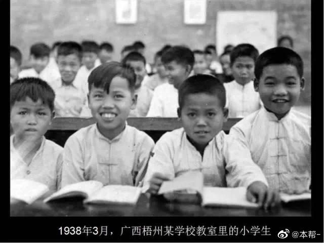 @本帮- 
这是从台北档案馆里解禁的几张民国时期的老照片。燕京大学的男生是妥妥滴书生意气，风华正茂；而华南文理学院的女生则是文雅端庄，楚楚动；广西梧州某学堂里的孩纸们个个更是炯炯有神，脸上溢满灿然而天真的笑颜，实乃国家未来之栋梁也。