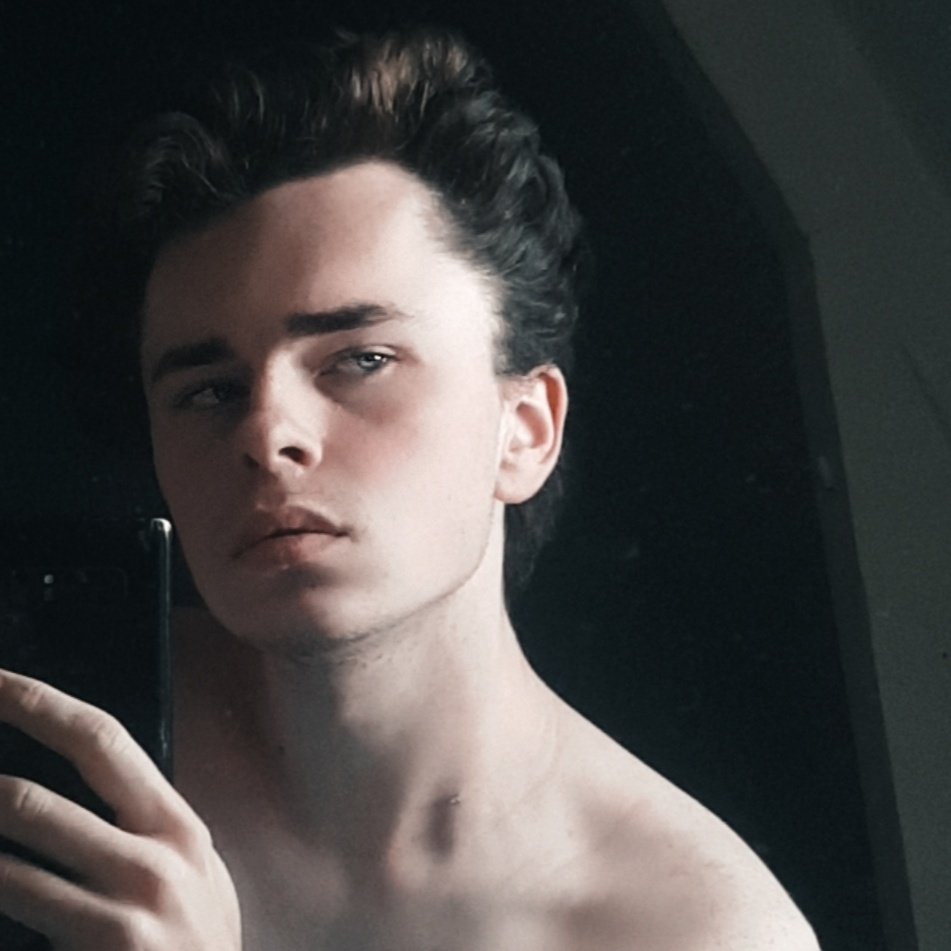 _uunaM_'s tweet photo. Confinement vie + une caméra avant cassé = selfie miroir 
#itstheLGBTQ https://t.co/gRlXZKyjcb