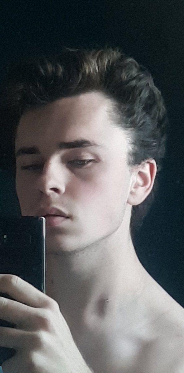 _uunaM_'s tweet photo. Confinement vie + une caméra avant cassé = selfie miroir 
#itstheLGBTQ https://t.co/gRlXZKyjcb