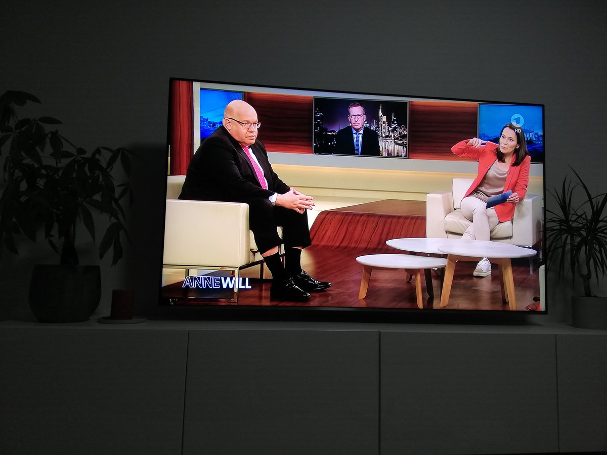 Spannende Debatte zum Thema Corona bei @AnneWillTalk - <a href="/michael_huether/">Michael Hüther</a> zum Risiko der aktuellen Strategien für unsere Bildungsgerechtigkeit
#COVID19 #nichtnurklugeReden #Bildung