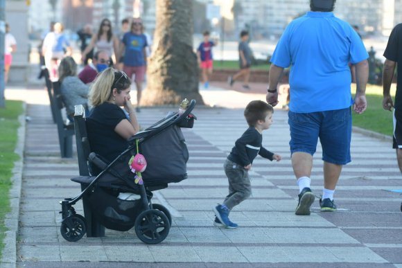 arrillagae's tweet photo. Tranquil@s tod@s. Salgan. Circulen. No se cuiden. Vayan con sus niños a la Rambla. En serio, está todo bárbaro. Aprovechen que está hermoso el día. Gracias por la empatía, "gente". 
Estas fotos de Francisco Flores de @elpaisuy hablan solas. Muchísim@s no entendieron nada. Nada. https://t.co/Les74MPdZe