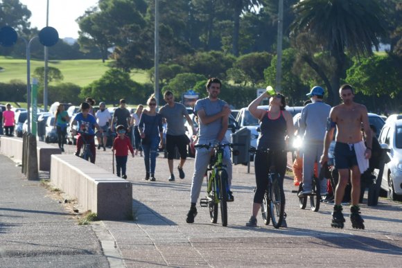 arrillagae's tweet photo. Tranquil@s tod@s. Salgan. Circulen. No se cuiden. Vayan con sus niños a la Rambla. En serio, está todo bárbaro. Aprovechen que está hermoso el día. Gracias por la empatía, "gente". 
Estas fotos de Francisco Flores de @elpaisuy hablan solas. Muchísim@s no entendieron nada. Nada. https://t.co/Les74MPdZe
