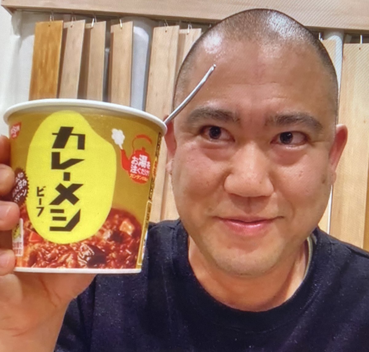 カレーメシ ナダル コロチキのナダルが主役のカレーメシcmの設定が謎すぎるー 上司がゴリラ とにかく爆破シーンなどカオスな展開に