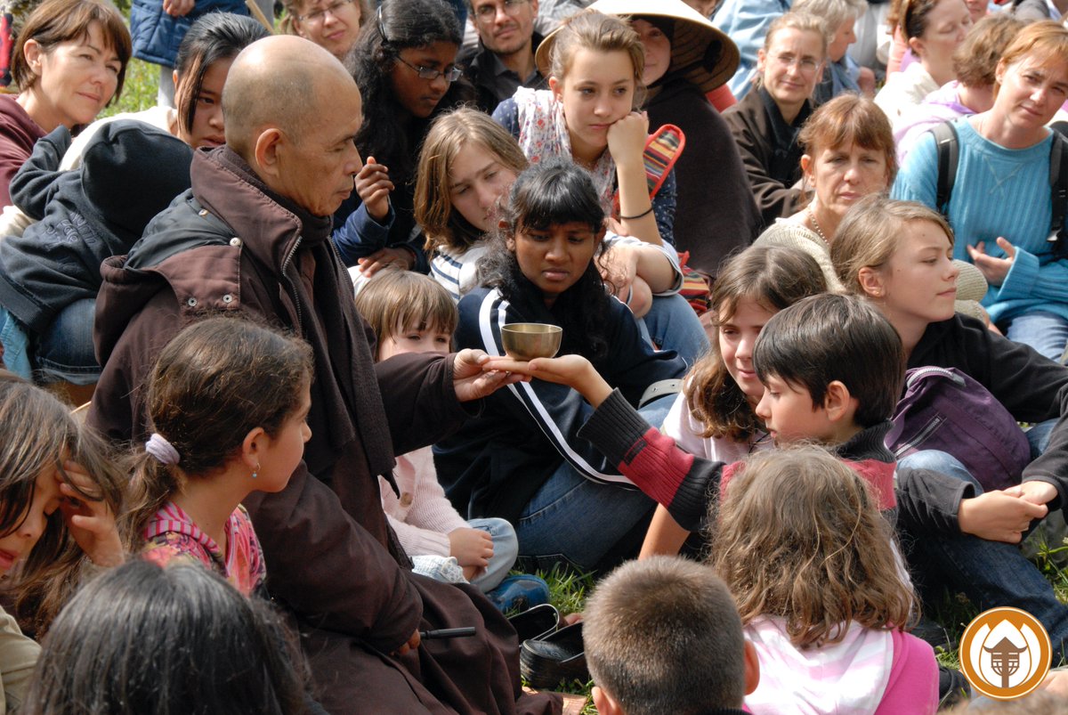 thichnhathanh's tweet photo. I am here for you. The best kind of present is your beautiful presence. Our mindful sitting and walking can improve our presence. It just takes some practice. We can easily learn this practice. https://t.co/n0diosYvos