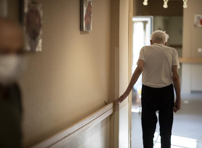 La strage  nelle case per anziani, veri focolai del virus  nel mondo  csera.it/b49f3c84Nm