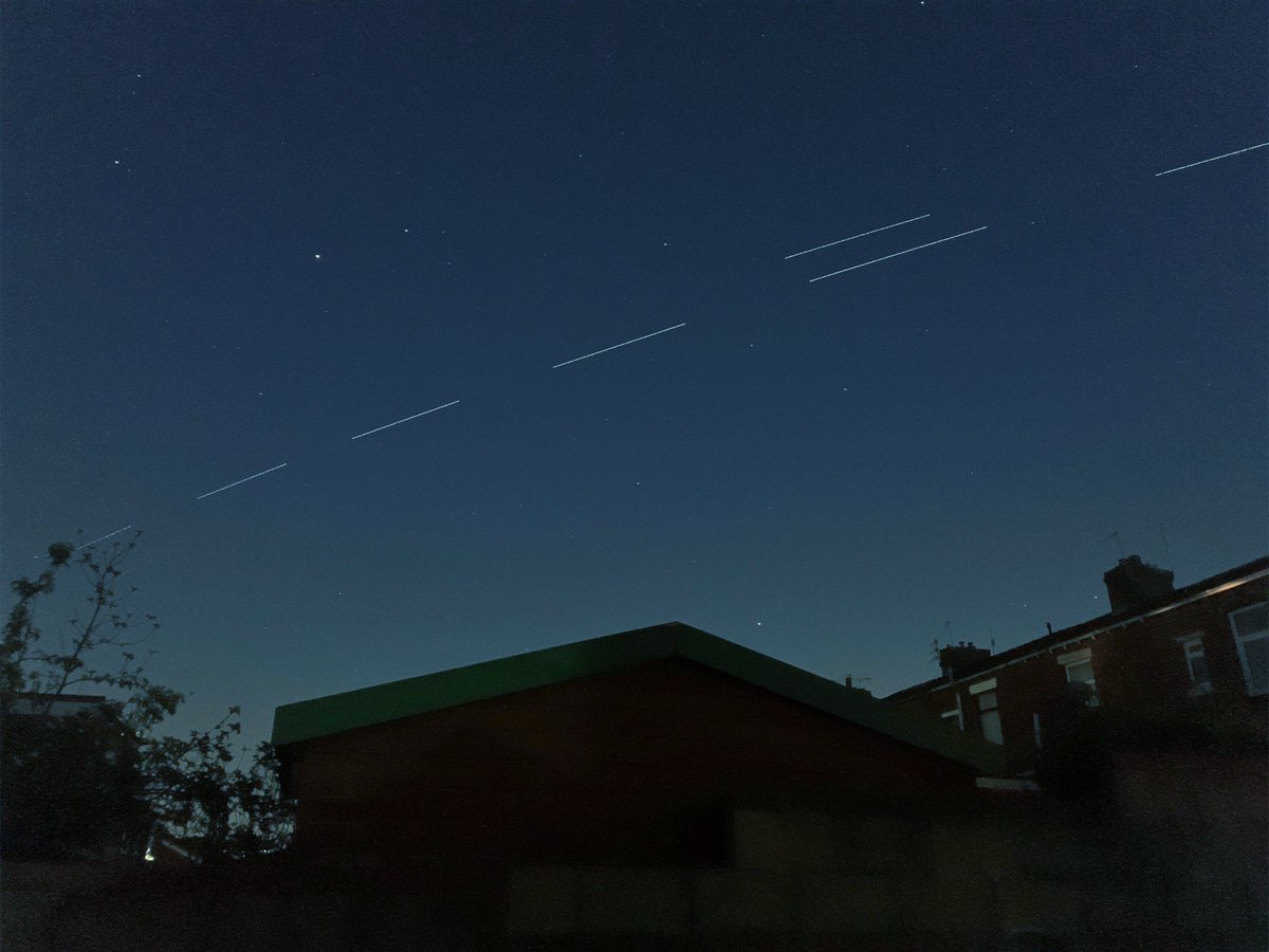 djbenabbott's tweet photo. Amazing #Starlink show tonight over #Blackburn #Lancashire. Thanks as ever to @VirtualAstro for your amazing knowledge and heads up! #legend https://t.co/NNyd01oQZA