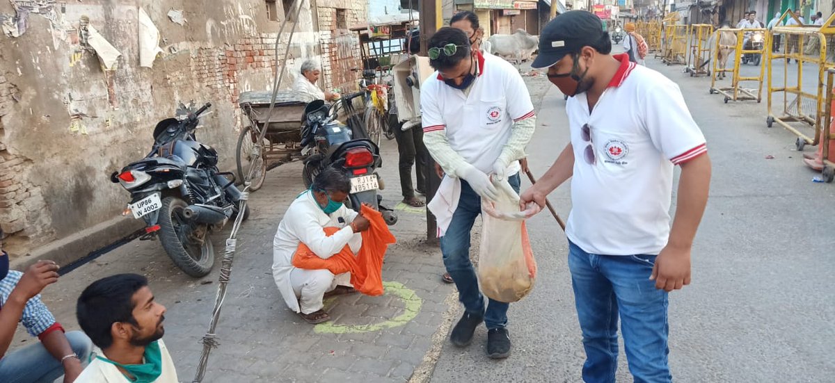 HathrasBank's tweet photo. @narendramodi @myogiadityanath @AmitShah @RajatSharmaLive @ZeeNews @ABPNews जन-जन की सेवा में लगे हुए है कार्यकर्ता, ताकि कोई भी भूखा ना सोये। #संस्कार_वेलफेयर_सोसाइटी द्वारा संचालित #हाथरस_रोटी_बैंक द्वारा आज भी लॉक डाउन के चलते हुए शहर में जरूरतमन्दों को भोजन उपलब्ध कराया गया। https://t.co/giWxRsdgII