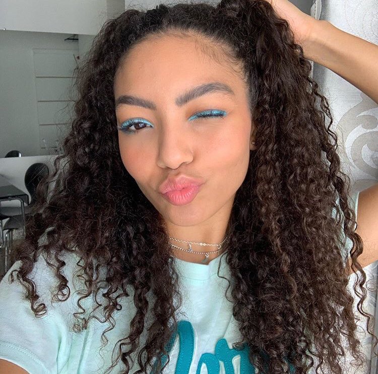laviekth's tweet photo. oi amor da minha vida, luz que ilumina meus dias, você é uma garota maravilhosa que transmite uma luz enorme para todos que você encontra, saiba que eu te amo do fundo do meu coração, não dá pra explicar a sua importância pra mim, você é meu tudo any, ily bebê 🤍✨ #LoveForAny https://t.co/qmXTVenCVr