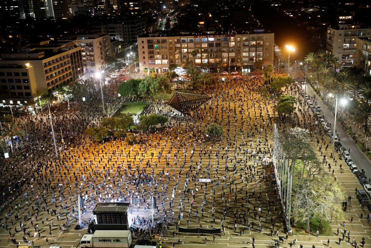 micolsar's tweet photo. Scatti incredibili da Israele. Proteste e social distancing. 2000 persone scendono in piazza a Tel Aviv rimanendo ad un metro di distanza,  contro il governo https://t.co/rR0jNuJbwJ