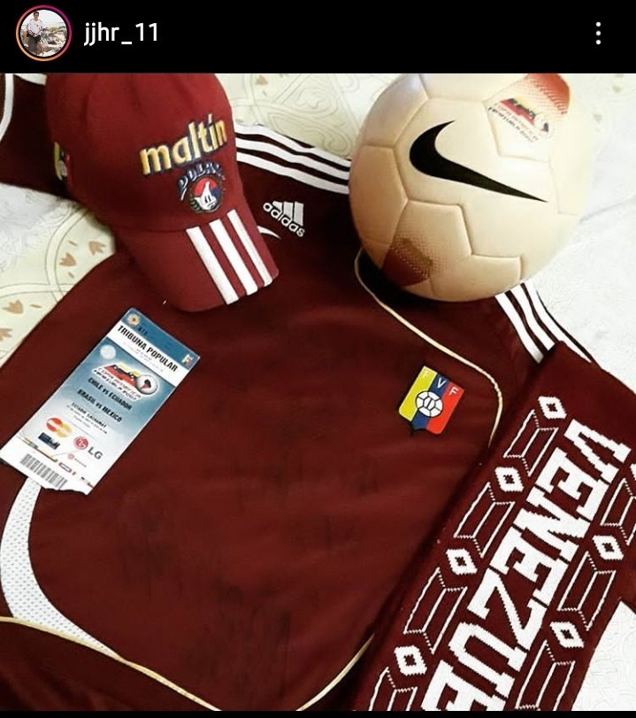 JJHR_11's tweet photo. @chacalburiel @Tomasmbosch @ElbertVZ @jesusalfredoSP @JeanFutve @vladyduartex @ManuDeOliveira @kikoperozo @marieferro98 @DanielNikolac Creo tener la colección completa, mi reliquia... no volveremos a ver una copa en más de 100 años más...
Camiseta y balón oficial autografiada por la selección #CopaAmerica2007 https://t.co/JmeQ1eFb25
