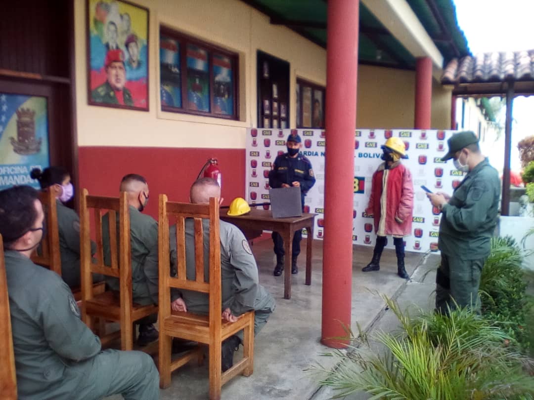 Cuerpo de bomberos Pedraza estado barinas al mando del tte(B) Antunes Degnis le dictó charla de de uso y manejo de extintores al personal de la GN Pedraza