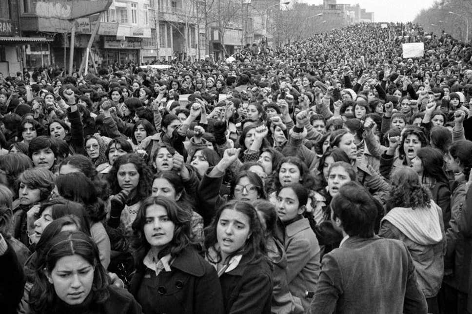 'The first public protest against the Islamic Republic was the magnificent women's protest against the hijab on 8 March 1979 on International Women's Day in Tehran and other cities.'

3/

[image from Hengameh Golestan, not in the book]