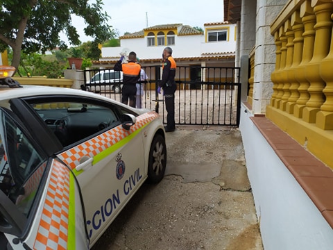 E112Andalucia's tweet photo. 📌Da igual si es domingo, día laborable, llueva ☔️, haga frío o calor. Nuestros más de 2.000 voluntarios de #ProtecciónCivil siguen con su cometido frente a #COVIDー19.

✅ Miembros de la agrupación de Álora, #Málaga realizan labores de apoyo social a la población más vulnerable. https://t.co/Sov41nZCLB