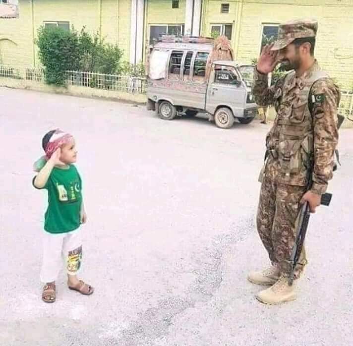 Muhamma09667362's tweet photo. @zakoota_1 یہ چھوٹا سا بچہ پاک فوج کی قدر جانتا ہے 
عظیم ہیں وہ ماں باپ جنہوں نے ایسا کرنا سکھایا
پاک فوج زندہ باد
پاکستان زندہ باد 
#WeSupportPakistanArmy https://t.co/0q8s3Krgz3