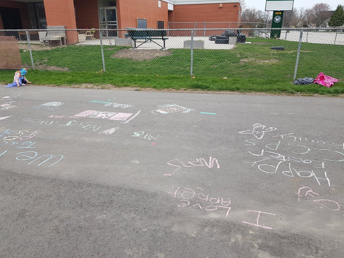 Beckalina25's tweet image. @kindccps they wanted to make thier teachers, friends and all of school they miss them♡