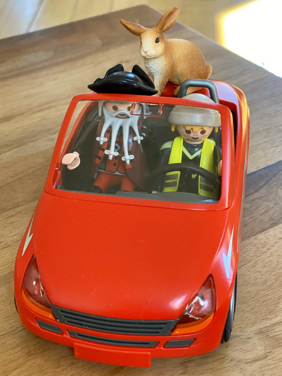 F_Stadthoewer's tweet photo. Ein Pirat, ein Müllmann und der Osterhase im roten Cabrio... https://t.co/qADefnFKOl